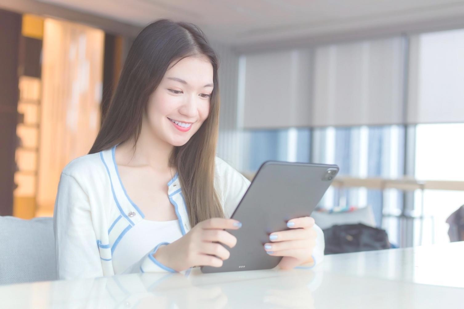 Espace de travail moderne équipé pour la formation en budgétisation