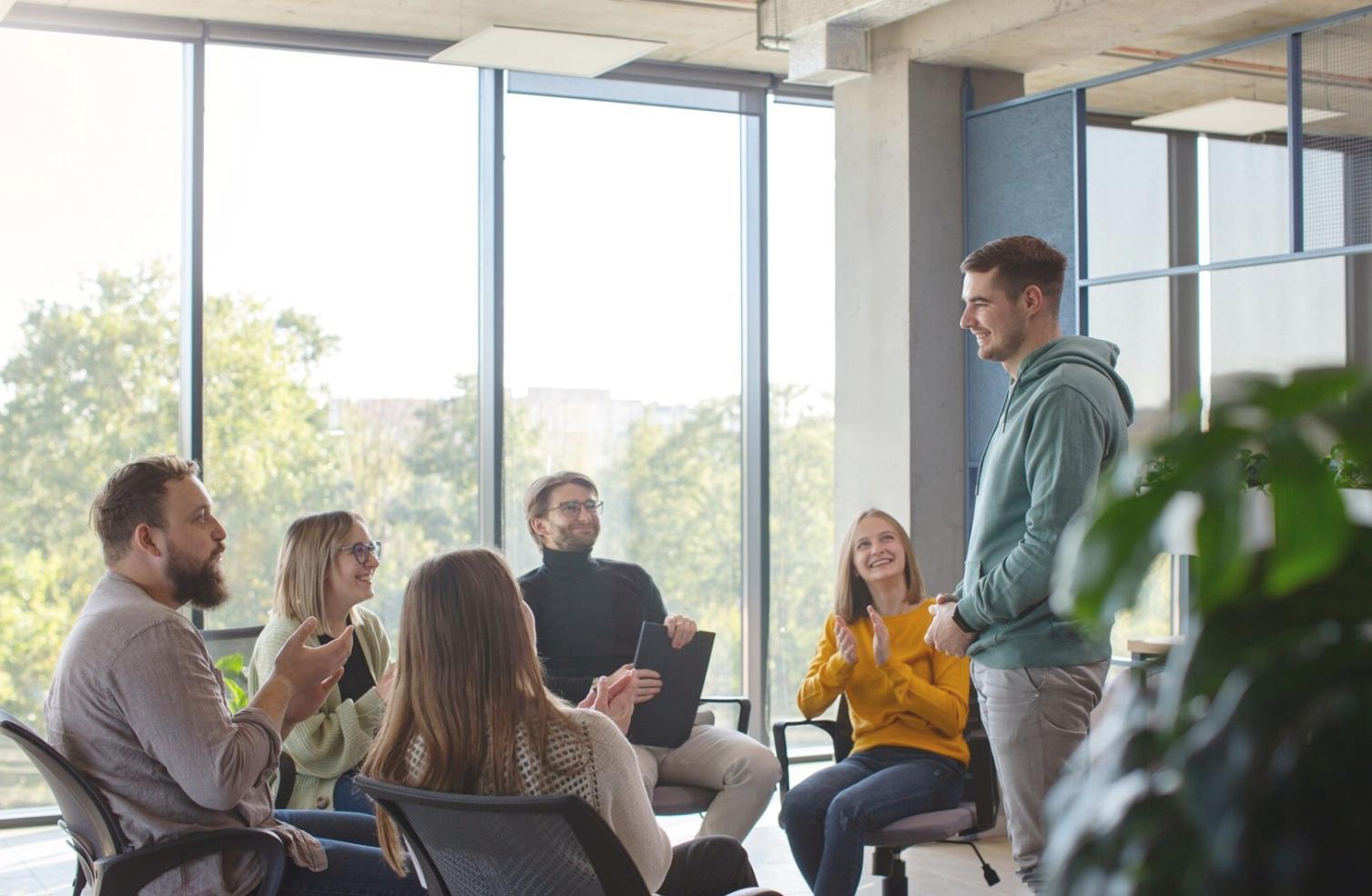 Espace de travail organisé avec documents financiers et calculatrice